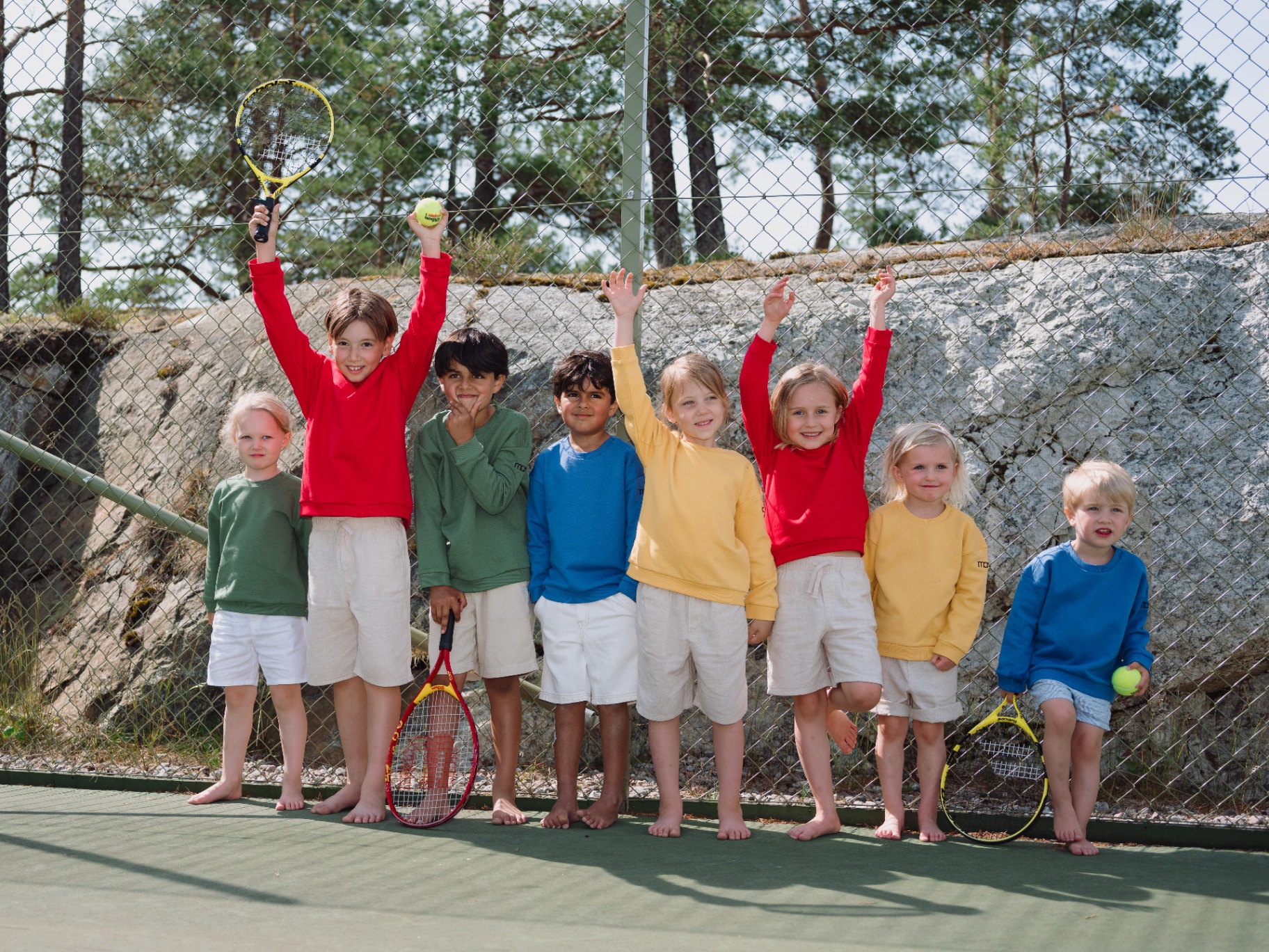 Barn i Marba Studio sweatshirts på tennisbanan